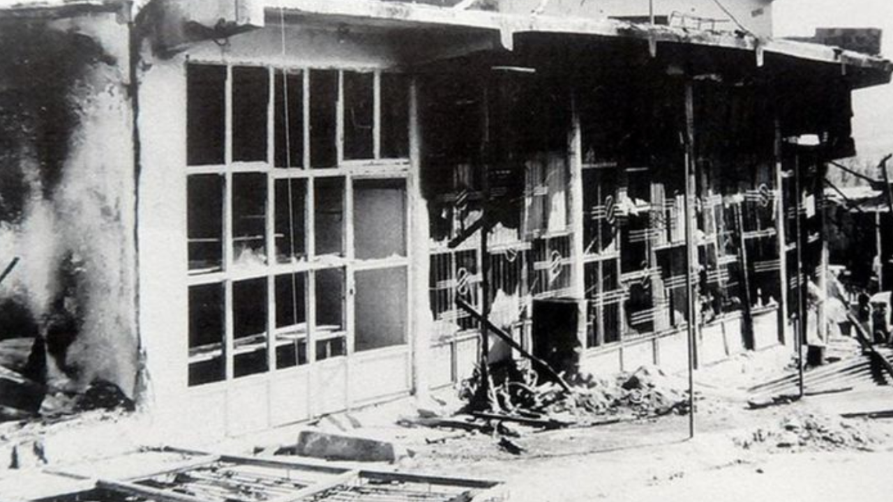 Lice Katliamı sırasında çekilmiş yanmış dükkanları gösteren fotoğraf