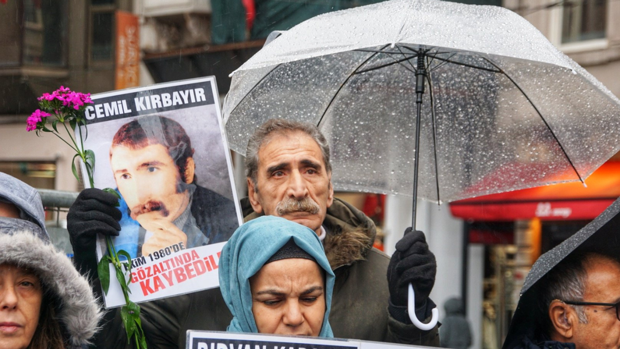 Cumartesi Anneleri/İnsanları'nın Galatasaray Meydanında gerçekleştirdiği 977. hafta buluşmasından bir fotoğraf, 16.12.2023.