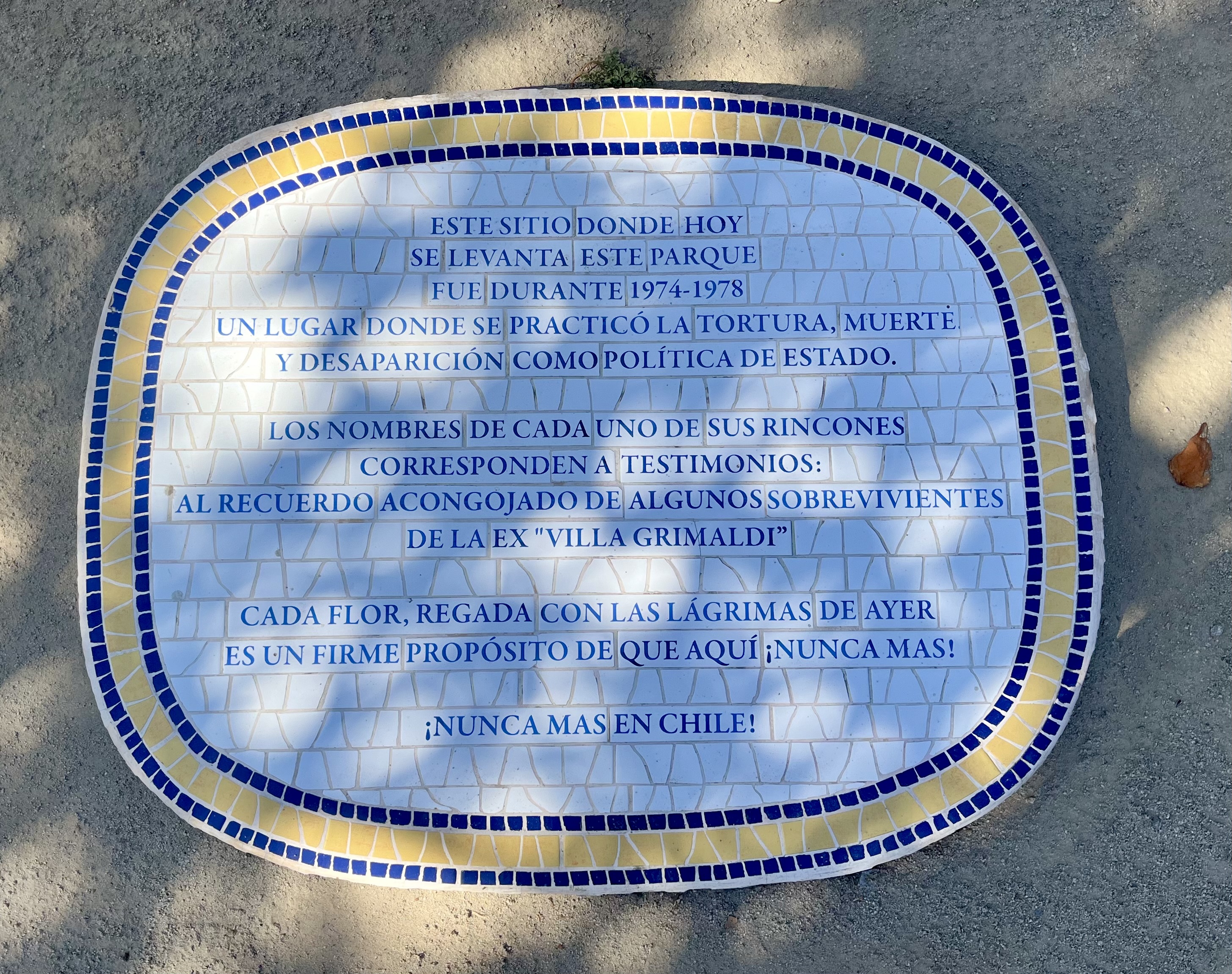 Villa Grimaldi’de yerde simgesel olarak yerleştirilen üzeri yazılı taş yapı.