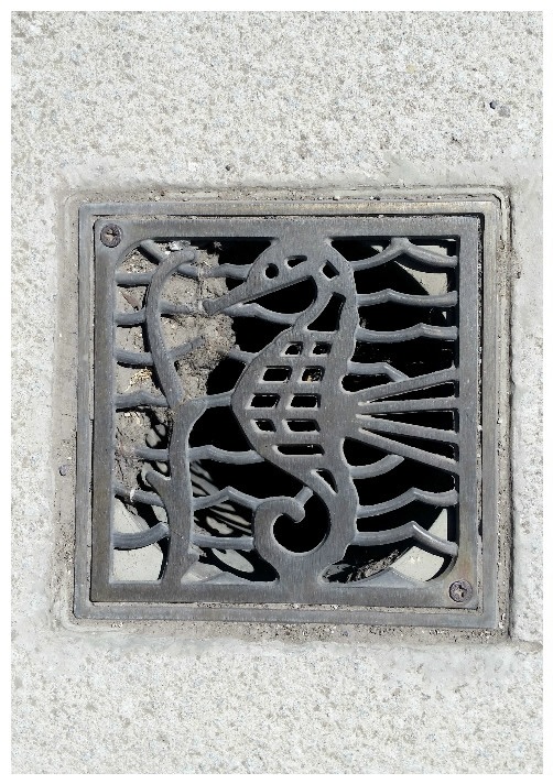 Denizatı figürü kullanılan gider kapaklarından biri.