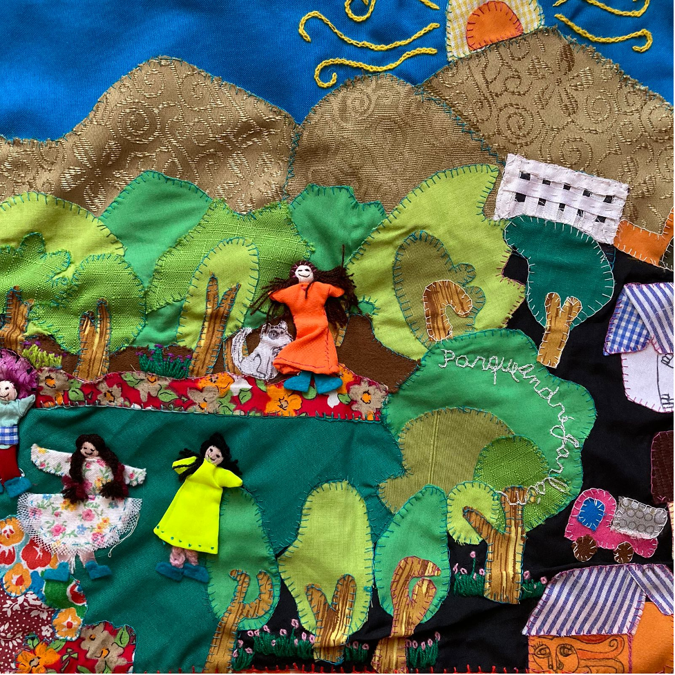 Erika’nın seçtiği ikinci arpillera, Santiago’da yaşadığı yere yakın olan André Jarlán parkını gösteren yeşil ağırlıklı bir nakış işi.