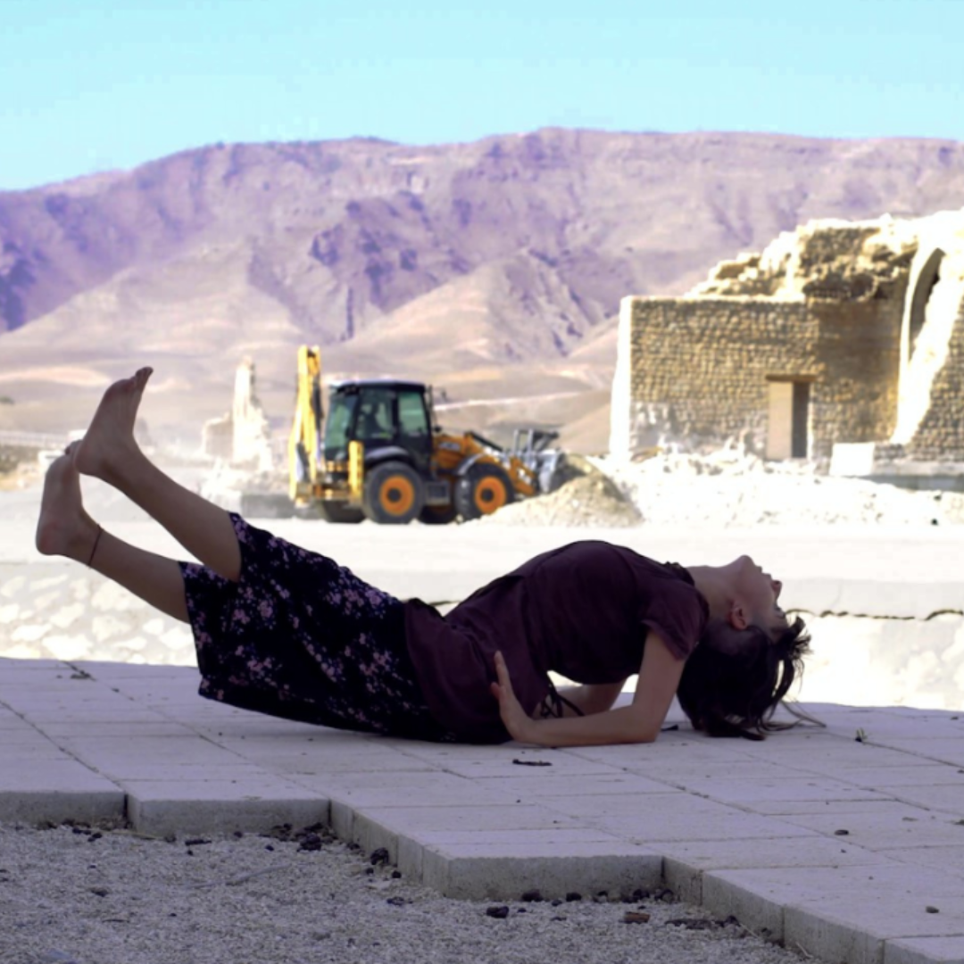 Nazlı Durak'ın Hafıza ve Gençlik I. Döneminde gerçekleştirdiği Çivi isimli dans, mekan ve hafıza çalışmasının videosundan bir görsel