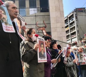 Cumartesi Anneleri/İnsanları, 990. hafta buluşmalarında 33 yıl önce gözaltında kaybedilen Yusuf Erişti’yi andı, 16 Mart 2024. Fotoğraf: Nazım Dikbaş