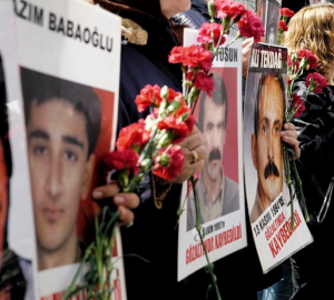 Cumartesi Anneleri/İnsanları, 991. hafta buluşmalarında 29 yıl önce gözaltında kaybedilen Hasan Ocak’ı andı, 23 Mart 2024. Fotoğraf: Hayri Tunç