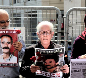 Cumartesi Anneleri/İnsanları, 994. hafta buluşmalarında 14 Nisan 1995 tarihinde Diyarbakır’ın Silvan ilçesine bağlı Eşme Köyünde askerlerce gözaltına alınan ve zorla kaybedilen Ali İhsan Dağlı için adalet talep etti, 13 Nisan 2024.