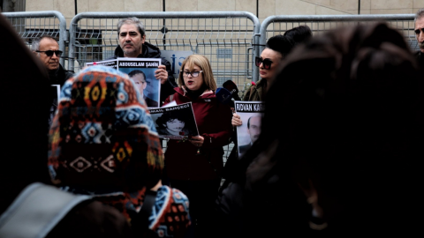 Cumartesi Anneleri/İnsanları, Galatasaray Meydanı'nda 978. hafta basın açıklamasını okuyor, 23.12.2023.