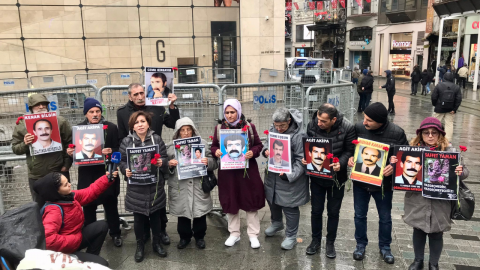 İHD İstanbul Şube Başkanı Gülseren Yoleri, Cumartesi Anneleri/İnsanları’nın 976. hafta basın açıklamasını okuyor, 09.12.2023. Fotoğraf: Nazım Dikbaş