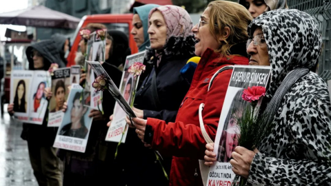 Cumartesi Anneleri/İnsanları, 989. hafta buluşmalarında gözaltında zorla kaybedilen kadınları andı, 9 Mart 2024. Fotoğraf: Hayri Tunç
