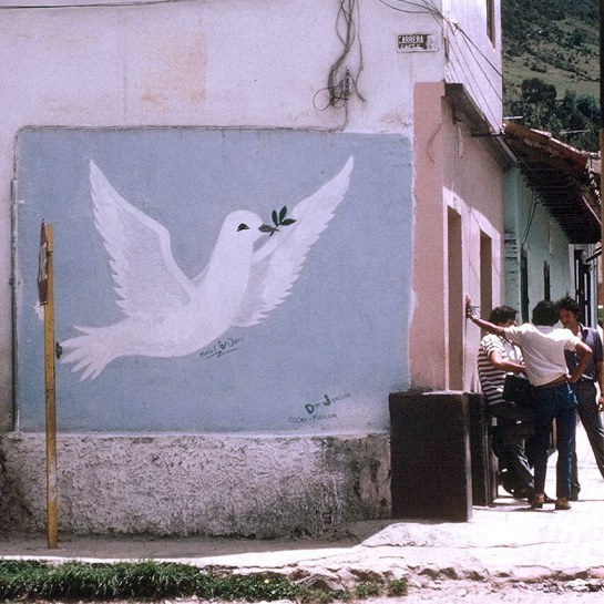 Pamplona sokağında bir duvar resmi ve erkekler. (1984-1985). Fotoğraf: The Real Estreya