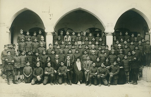 Armenian_genocide_orphans_1921_Aleppo