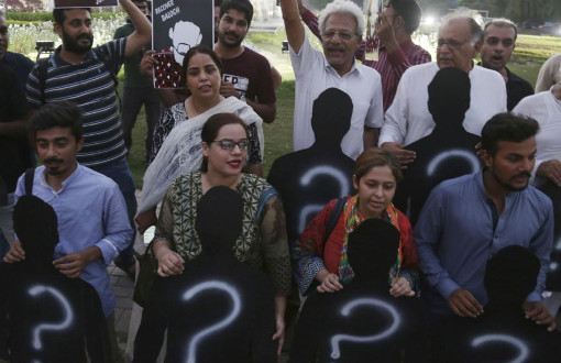 Pakistanlı İnsan Hakları Savunucuları Zorla Kaybettirmelere Son Verilmesini Talep ediyor