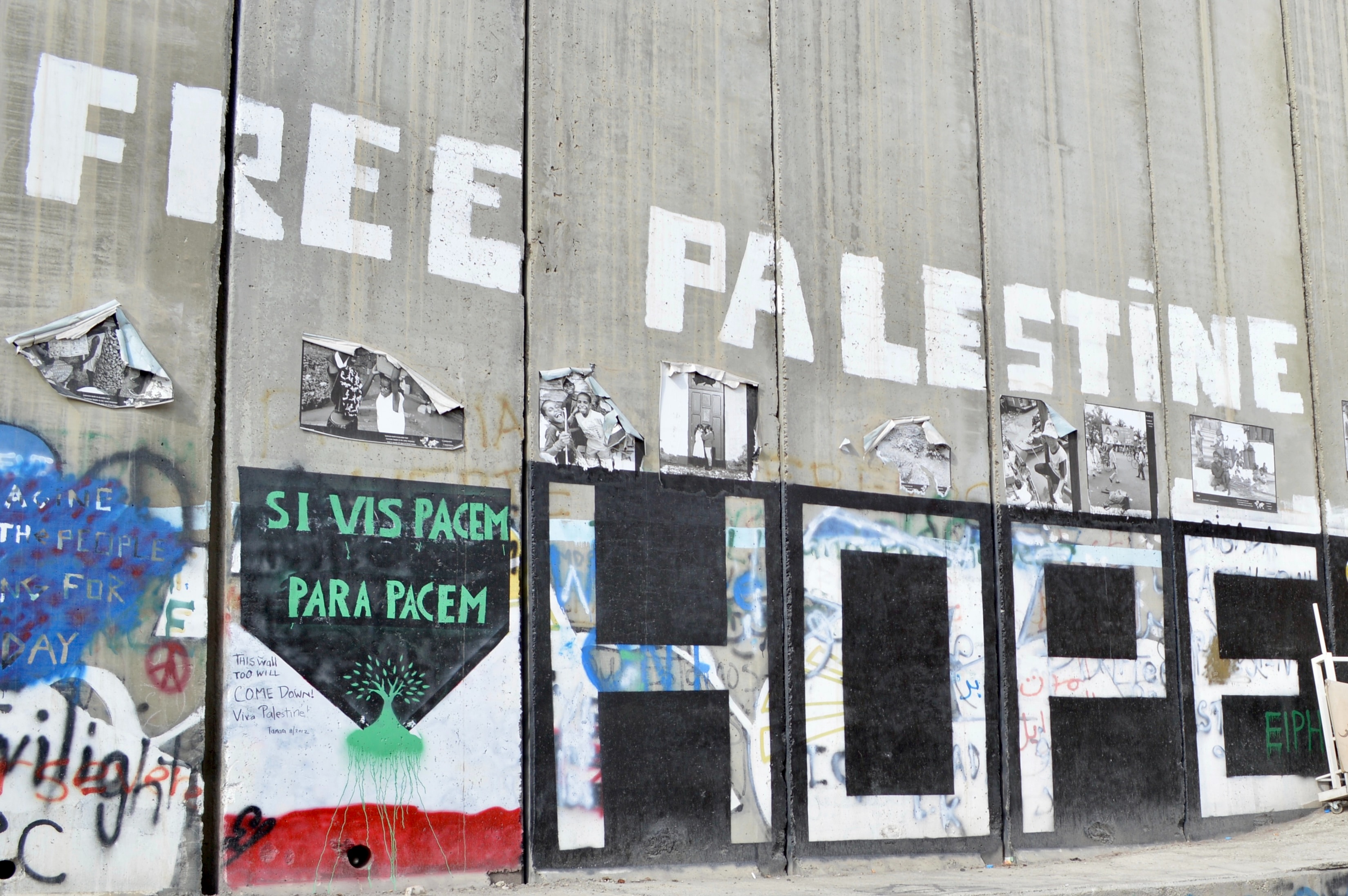 Duvarda 'Free Palestine' ve 'Hope' yazılaması var.