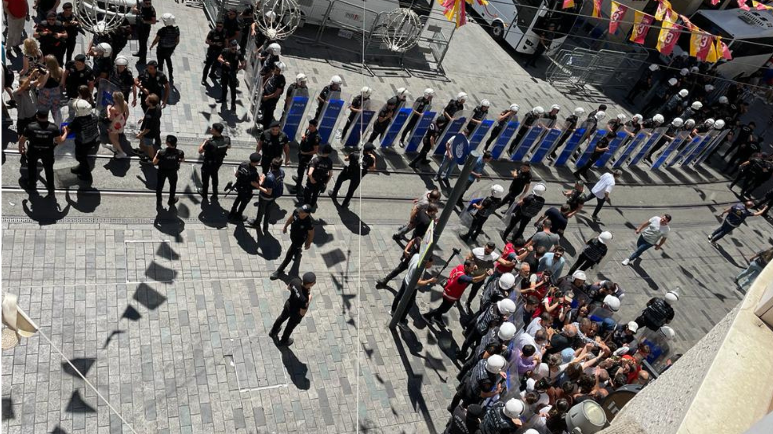 Havadan çekilen fotoğrafta Galatasaray meydanında toplanan hak savunucuları polis çemberi içinde görünüyor