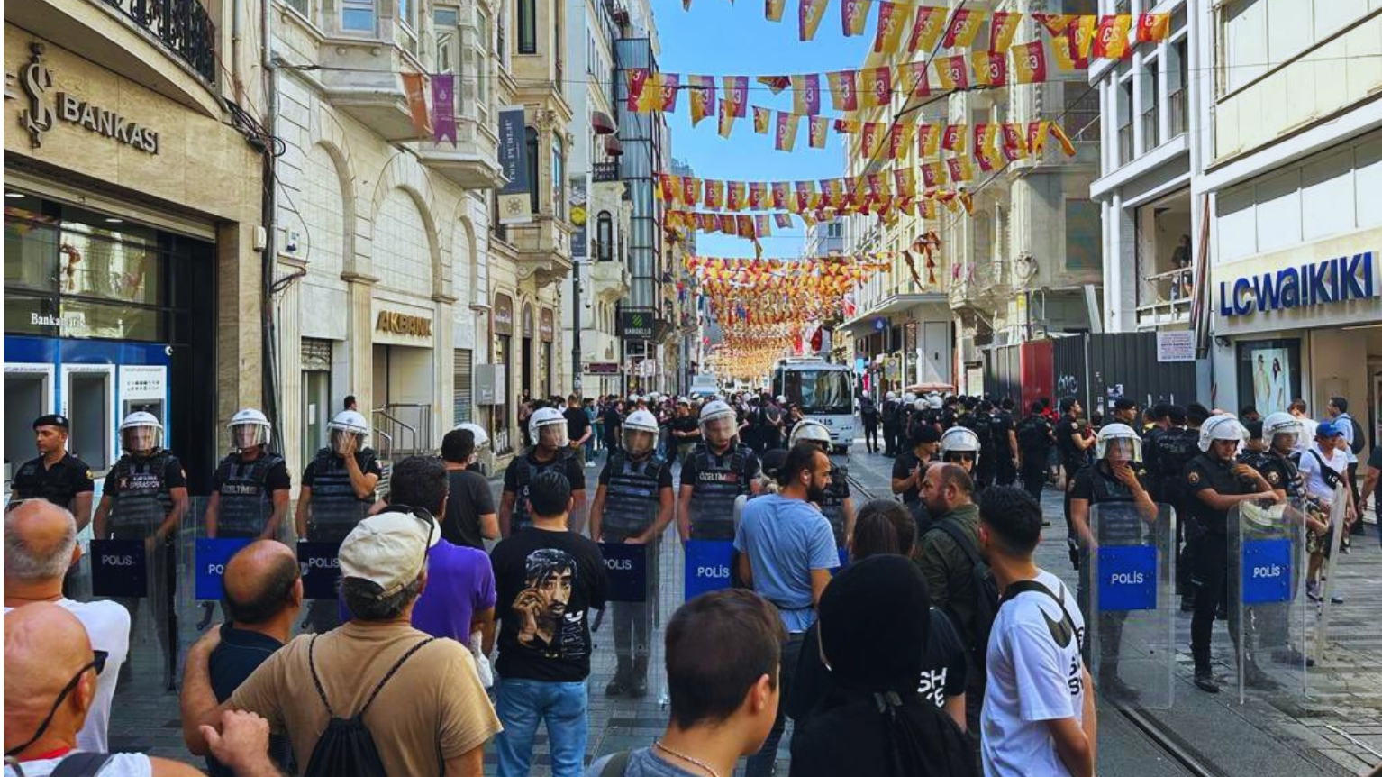 Cumartesi İnsanları polis ablukasına alınırken istiklal caddesi fotoğrafı