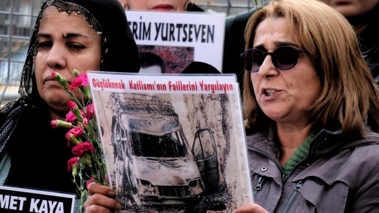 Cumartesi Anneleri/İnsanları’nın Galatasaray Meydanı’nda düzenlediği 980. hafta buluşması sırasında Maside Ocak basın açıklamasını okuyor, Güçlükonak Katliamı için adalet talep ediyor, 6 Ocak 2024.