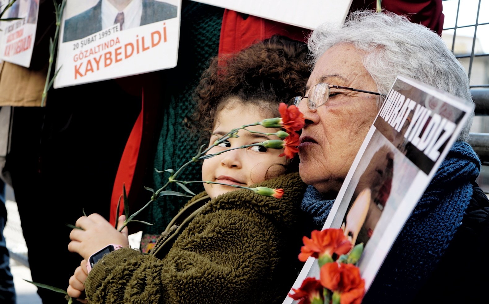Cumartesi Anneleri/İnsanları 987. hafta buluşmalarında 29 yıl önce İzmir Bornova Özkanlar Asayiş Şubesi’nde kaybedilen Murat Yıldız için talep etti. Fotoğrafta Yıldız’ın annesi Hanife Yıldız görülüyor.