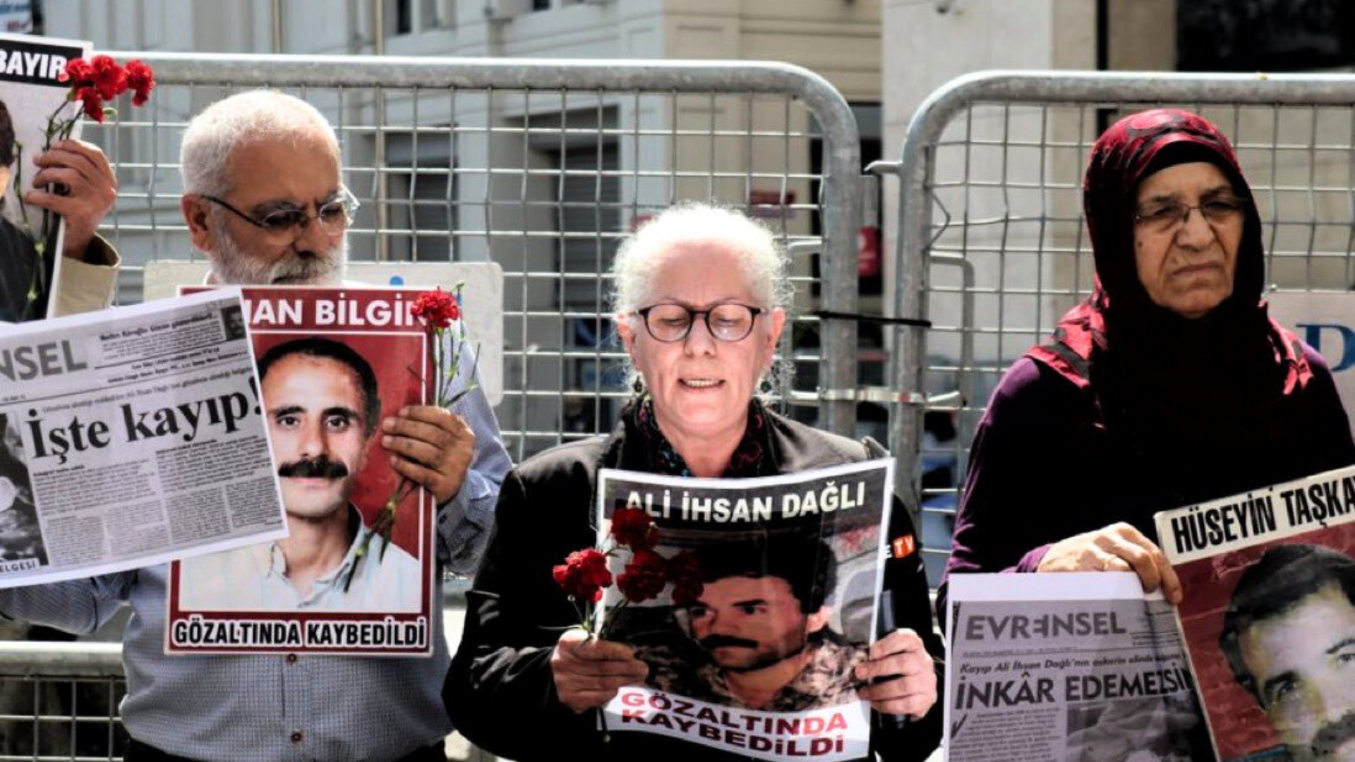 Cumartesi Anneleri/İnsanları, 994. hafta buluşmalarında 14 Nisan 1995 tarihinde Diyarbakır’ın Silvan ilçesine bağlı Eşme Köyünde askerlerce gözaltına alınan ve zorla kaybedilen Ali İhsan Dağlı için adalet talep etti, 13 Nisan 2024.