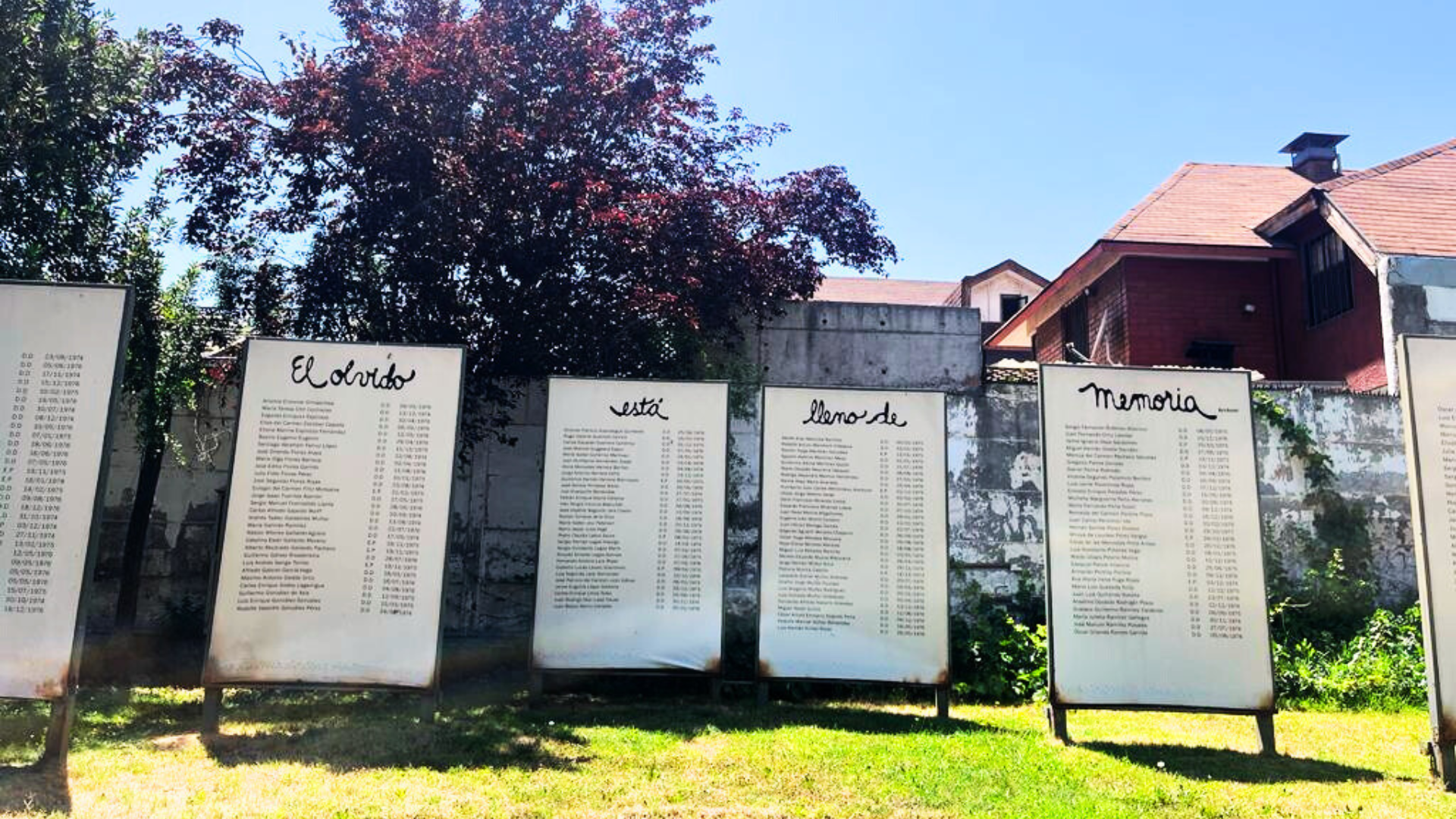 Villa Grimaldi bahçesinde bulunan anıtta “El olvido está lleno de memoria” yazıyor. Türkçeye “Unutmak, hafıza ile doludur” diye çevrilebilir.