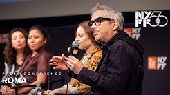 Filmin basın toplantısında Cleo ve anne karakterleri ile birlikte yönetmen Cuaron.