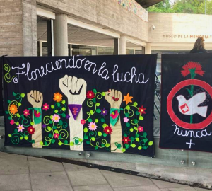 Santiago’da bulunan Hafıza ve İnsan Hakları Müzesi önündeki arpilleras (nakış) sergisi kapsamında asılan eserler görülüyor.