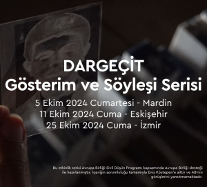 Dargeçit belgeselinden bir görüntü; sanatçı Anıl Olcan, Dargeçit'te gözaltında kaybedilen kişilerden Seyhan Doğan'ın fotoğrafının negatifini ışığa doğru tutuyor. Görsel üzerinde Dargeçit Gösterim ve Söyleşi Serisi yazıyor.