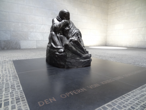 Neue Wache anıtı fotoğrafı