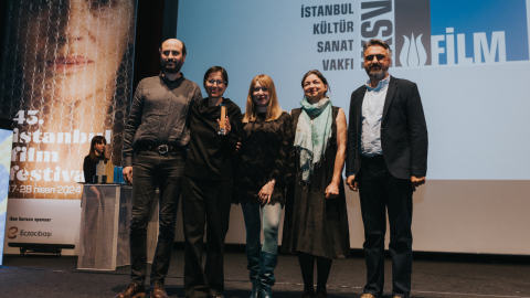 Yapımcı Enis Köstepen, yönetmen Berke Baş ve jüri üyeleri sahnede.
