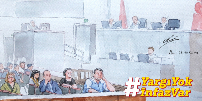 Gezi Davası duruşmasında yargılanan hak savunucularının hakimleri dinlerken resmedildiği bir çizim.