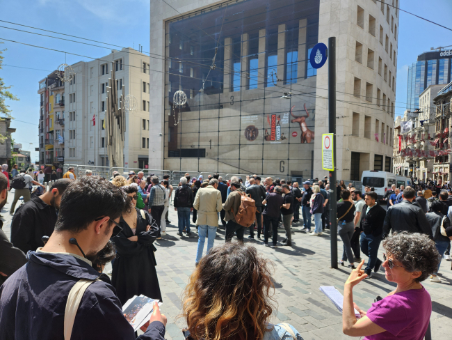 27 Nisan 2024 tarihinde düzenlenen Beyoğlu hafıza yürüyüşü sırasında Cumartesi Anneleri/İnsanları’nın 996. hafta buluşmasına tanıklık ettik..