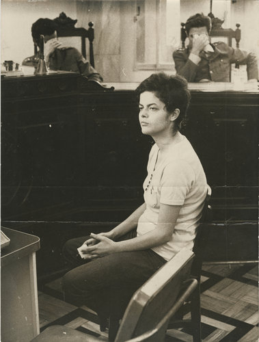 Dilma, 1970'de 22 yaşındayken bir mahkemede ifade veriyor. (Adir Mera, Public Archive of the State of São Paulo)
